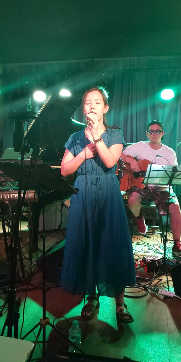 mugennotohshi41's tweet photo. JUKE JOINT@神戸ALWAYS
待ってましたANDYさん6ヶ月ぶりのライブ🎤ANDYさんの歌声にバックバンドの演奏のパフォーマンスに酔いしれた🎵カバー曲中心のセトリでラスト曲、甲斐バンドの｢最後の夜汽車｣は切なくなり心を撃たれた💘ライブ終わった瞬間に、もう、1ステージ観たいと思った感動のライブでした https://t.co/zJiV4DORlv