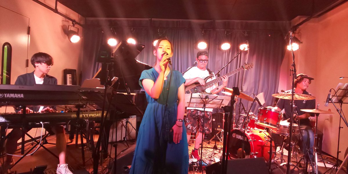 mugennotohshi41's tweet photo. JUKE JOINT@神戸ALWAYS
待ってましたANDYさん6ヶ月ぶりのライブ🎤ANDYさんの歌声にバックバンドの演奏のパフォーマンスに酔いしれた🎵カバー曲中心のセトリでラスト曲、甲斐バンドの｢最後の夜汽車｣は切なくなり心を撃たれた💘ライブ終わった瞬間に、もう、1ステージ観たいと思った感動のライブでした https://t.co/zJiV4DORlv