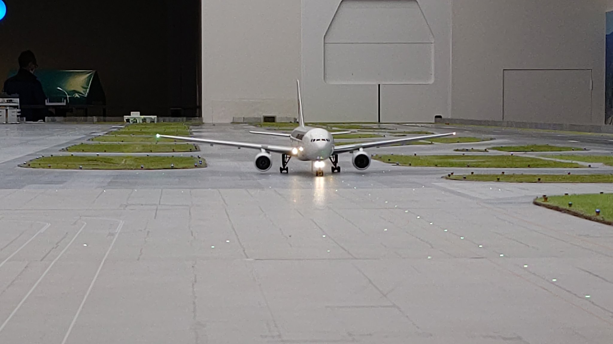 た け し 綿 いた航空保安施設の一部 Papi 進入角指示灯 滑走路 視程測定装置 や航空機案内標識が省略されていますし 地上を動く車両は少なめです とはいえ 本家 を凌ぐ二本の滑走路を中心とした模型空港は 圧巻 とりわけ航空ファンの方には