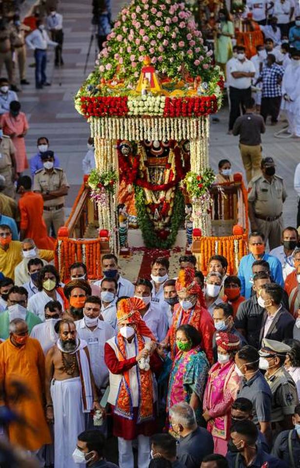 buttkout's tweet photo. The tale of two processions amid lockdown Jagannath Yatra Odhisa &amp; the other is Moharram in Kashmir. These pictures tell us tales about the two sides of the coin. Brute force , pellets &amp; teargas were used to disperse crowd at few places in valley leaving scores with disabilities. https://t.co/Kp1dKkqsV2