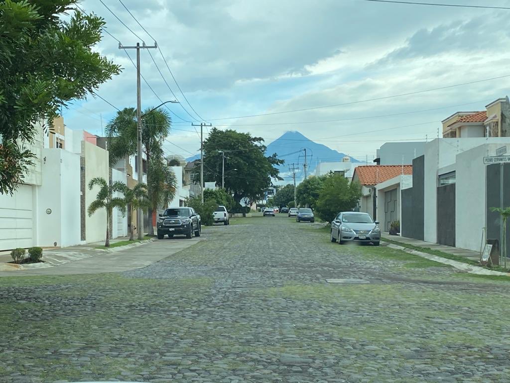 Vigila el volcán las calles, observa la tormenta que se aleja. Ronda el silencio las piedras. Y es más amable, más espiritual, la mañana que despierta.