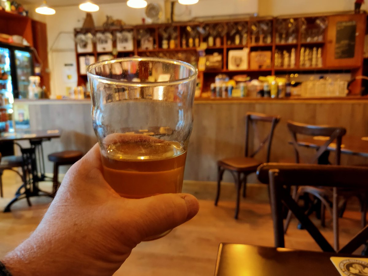 Having a #realcider &amp; #local #cider day today in @BeerShackHuck. Working through the 4 x <a href="/CiderWoodman/">Woodman’s Cider</a> ciders made in Vale of Belvoir #Nottinghamshire. This is "Alder" - cracking stuff. Dry, fruity, crisp. 100% apples #propercider 🙂👍🍏🍎