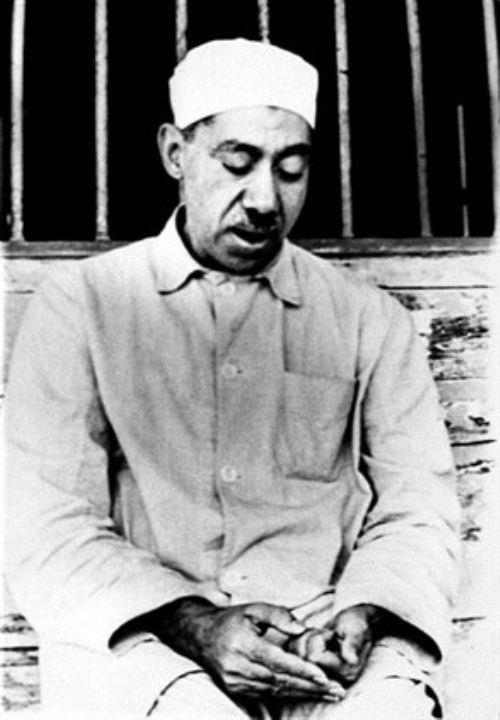 tevhidekip_'s tweet photo. Tam 54 yıl geçti şehadetinin üzerinden. Mürekkeple yazdığı hakikatleri, kanıyla doğruladı. Azgın tağutların karşısında, bizlere ışık olan eserlerinde yazdığı gibi durdu... Şehid müfessir Seyyid Kutub (rh) 29 Ağustos 1966'da asılarak idam edildi. Naaşı bilinmeyen bir yere gömüldü. https://t.co/rP3oPinmVk