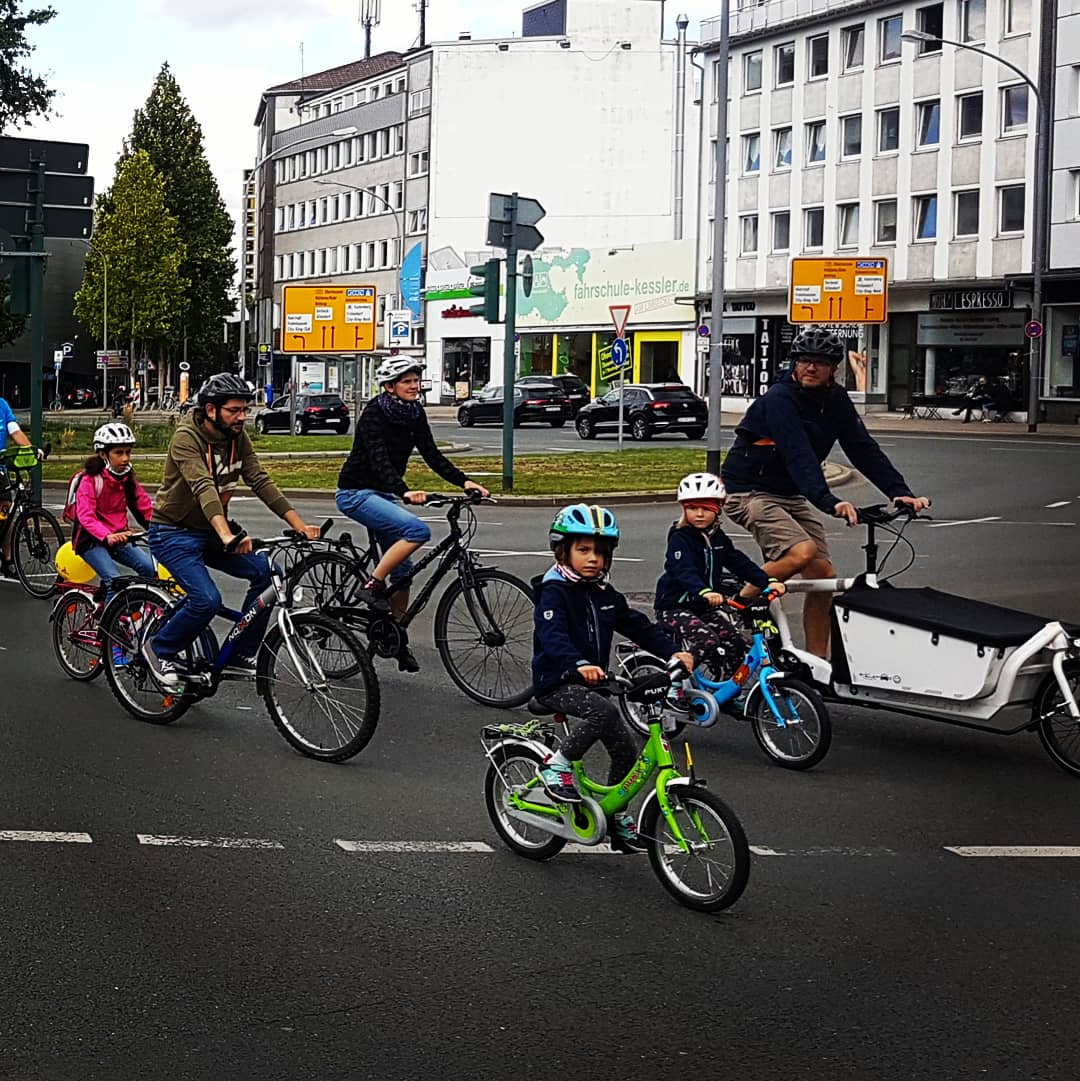 KidicalMassE's tweet photo. Danke an 170 kleine und große #Radfahrende 

Wir kommen wieder 😉

#kinderaufsrad @KinderaufsRad #kidicalmassessen #kidicalmass #essen #essensteigtauf @Radentscheid_E @velocityruhr @transformativer @CM_Essen @ADFCEssen @25prozent @radio_essen @WAZ_Essen @EssenZero @efi_essen https://t.co/QnNBv5OPL4