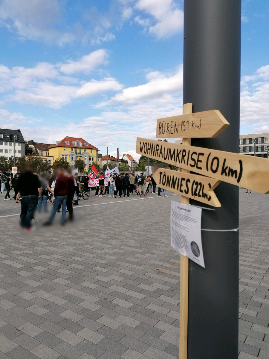 Auf dem Kesselbrink halten nun wir nen Redebeitrag. Den lest ihr ab heute Abend auf dem Blog!

"Gerade in diesen Zeiten, wo das menschenverachtende System des Kapitalismus, wollen wir zeigen, dass die Herrschaft des Marktes nicht das Ende der Geschichte darstellt!"