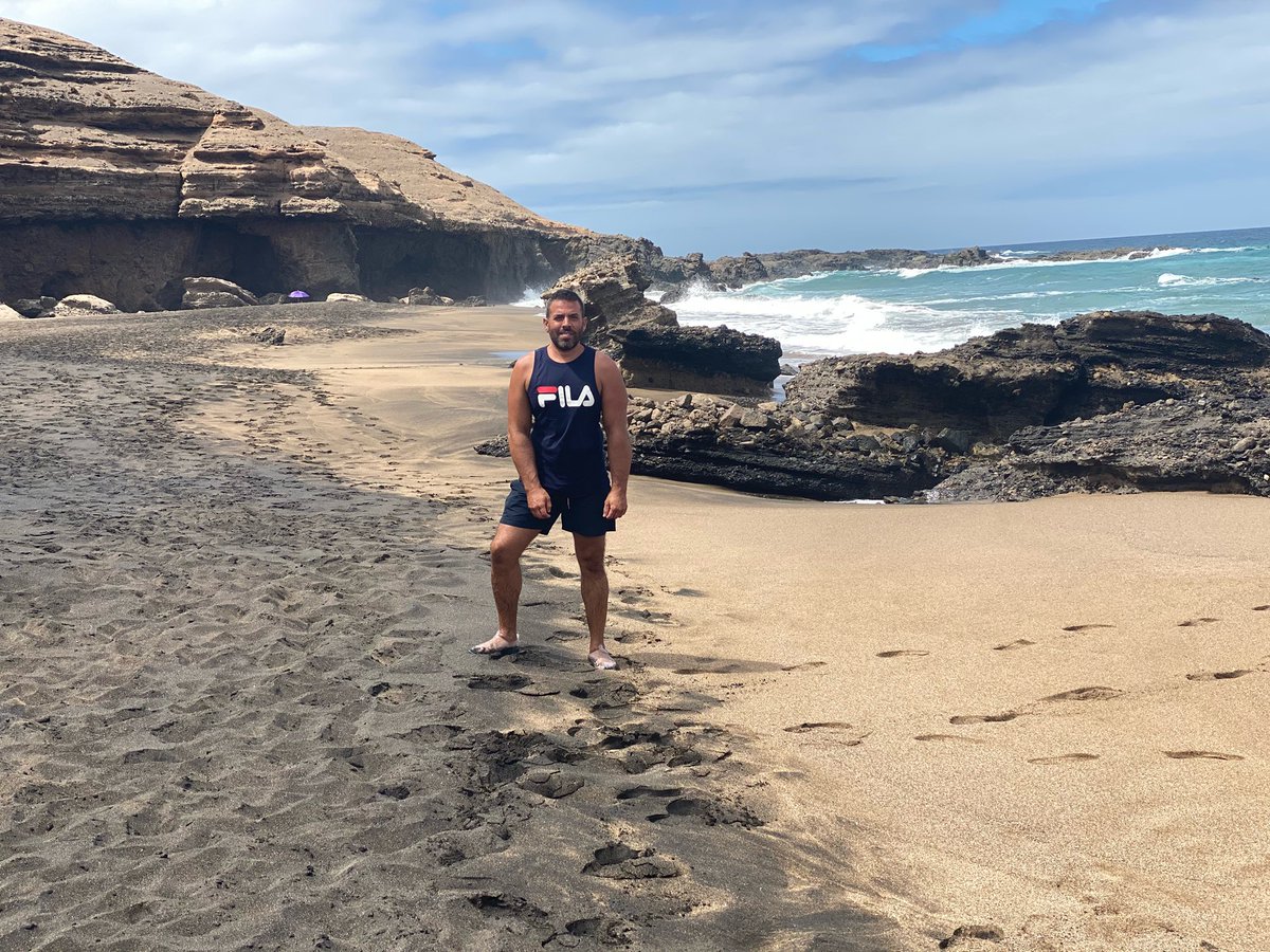 sergi_vargas's tweet photo. La Playa de la #Solapa. No hace falta decir nada más #Fuerteventura @aytopajara 🌈🇮🇨 https://t.co/37tsqr8LVe