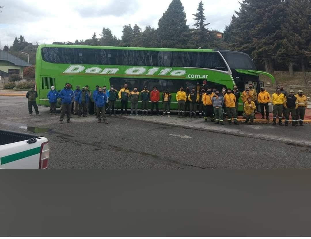 CumpasApn's tweet photo. Brigadistas de Los Alerces y Lanín, salen desde la ciudad de Bariloche rumbo al Delta del Paraná para combatir los incendios. Se suman a brigadistas de El Palmar, Lihué Calel, Ciervo de los Pantanos y Pre-delta que ya se encuentran haciendo frente a los incendios intencionales. https://t.co/aEufEDLUEp