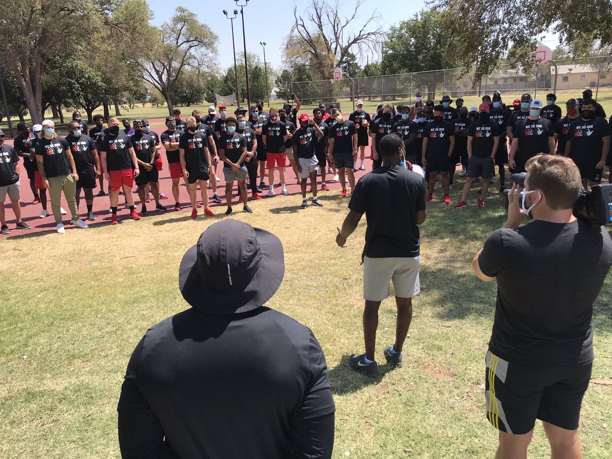 ttupublicmedia's tweet photo. Texas Tech student-athletes are taking a day off of practice to spend time in East Lubbock. Players are hanging out with kids, cleaning up trash and helping to get people registered to vote. https://t.co/r2lJIbUgz9