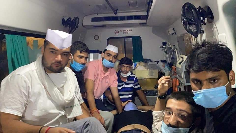 ankushwithrg's tweet photo. बेहद खराब तबीयत होने के बाद भी @Neerajkundan जी छात्र हित की लड़ाई लड़ रहे थे परंतु @BJP4India ने अपना तानाशाही रवैया अपनाते हुए जबरन उन्हें अस्पताल ले जाकर भर्ती कर दिया। हम आपसे किया गया वादा आखिरी सांस तक निभाएंगे।
#PostponeExams_Or_ResignModi
#HungerStrikeForStudentSafety https://t.co/35o6UCo4zy