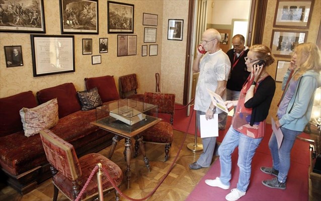 naftemporikigr's tweet photo. Βιέννη : Ανοίγει το Μουσείο Σίγκμουντ Φρόιντ, έπειτα από εργασίες ανακαίνισης
https://t.co/spgB7sG52T #freud #sigmundfreud #sigmundfreudmuseum #freud2020 #psychoanalysis #culture #vienna #wien #pandemic #covid #coronavirus #quarantine #socialdistancing #lockdown #naftemporiki https://t.co/xKdoDsWdCA