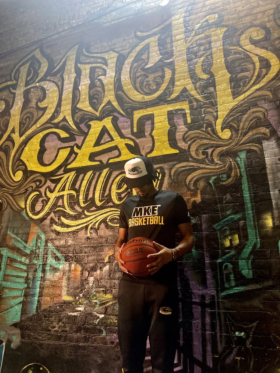 leah_thyne's tweet photo. Absolutely loved exploring #mke with @CubBearCreative for @MKE_MBB 🎥 shoot. The rain couldn’t stop us!! #unitedweroar https://t.co/SvvJBYJJCU