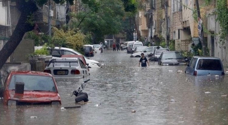 simpforhotlou's tweet photo. 90 people have died in Karachi, Pakistan monsoon but no one in this part of the world ever talks about it. Brown lives aren’t worth talking about. If this was Paris, there would’ve been headlines and donations pouring in from everywhere https://t.co/oZuwivYdDk