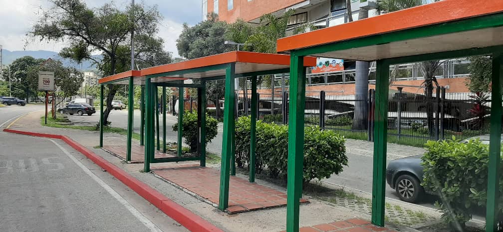 #29Ago |A través de alianzas estratégicas con algunos comerciantes con el fin de rescatar las paradas de nuestra ciudad esto en el Plan de recuperación de la Imagen urbana de Maracay así comenzamos con las paradas frente al Paseo Las Delicias II

Juntos por #LaCiudadQueQueremos