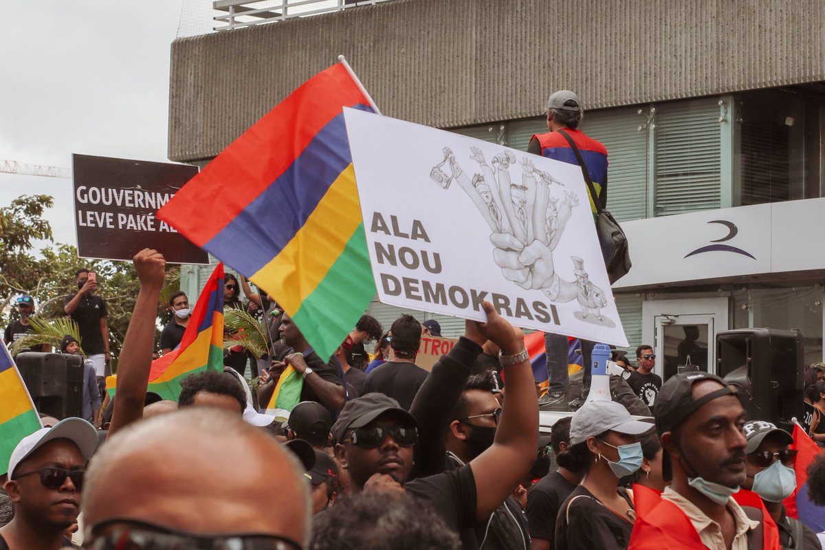 Adrian_Bund's tweet photo. #MauritiusOilDisaster
"Lev paké alé"(pack your stuff and leave/resign) could be heard in the streets from this pacific demonstration while the cheap and irrelevant arguments of the a few pro government supporters faded out
#maurevolution https://t.co/S1lSLBSzeO