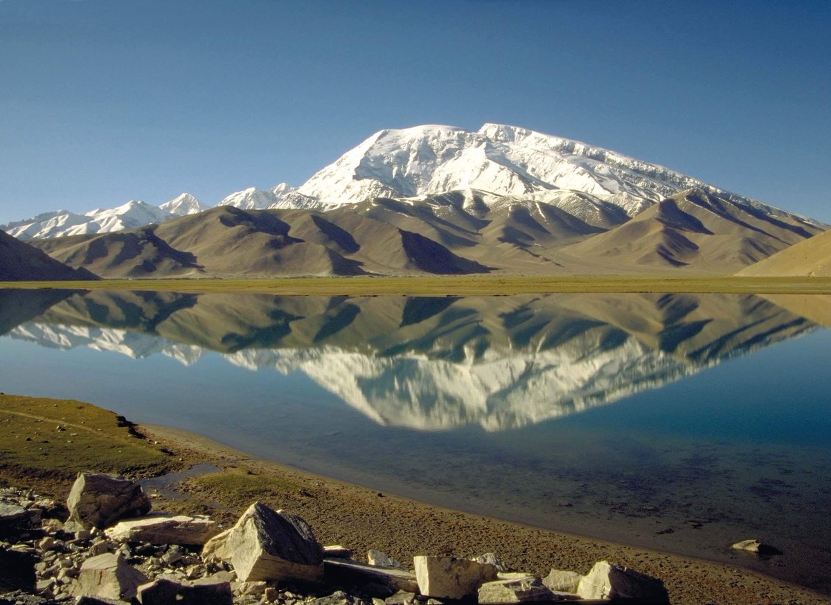 Thread on Soma in Mujavant & MahabharataThis is Mt. Muzhtag in the Pamir Range in Xinjiang, NW China. It has an elevation of 7500 m / 24,000 feet. Our ancestors (the Vedic Arya) collected the best Soma from here. As the mūjavant of the ṛgvedaḥ, this area would've been Vedic