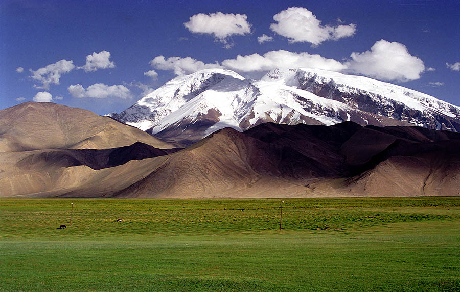 Thread on Soma in Mujavant & MahabharataThis is Mt. Muzhtag in the Pamir Range in Xinjiang, NW China. It has an elevation of 7500 m / 24,000 feet. Our ancestors (the Vedic Arya) collected the best Soma from here. As the mūjavant of the ṛgvedaḥ, this area would've been Vedic