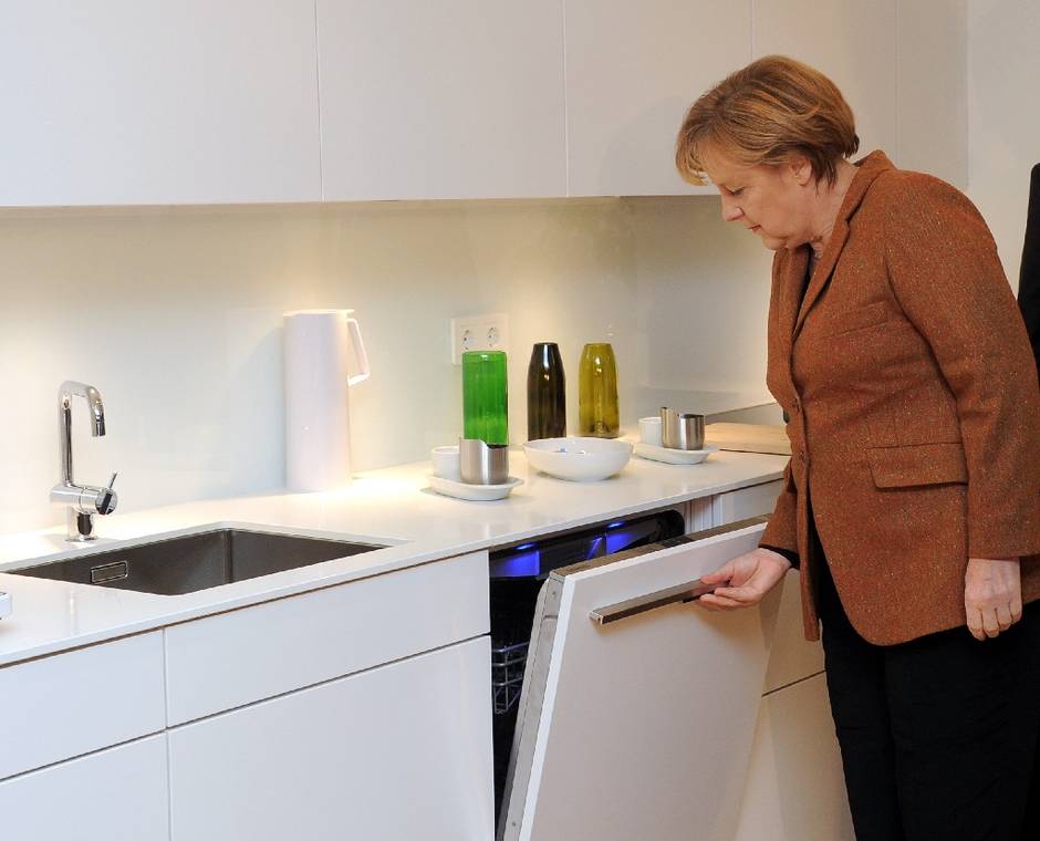 Soldaki Emine Erdoğan. 123 milyar bütçe açığı olan, halkın yarısı açlık sınırında yaşayan ülkenin CB Karısı. Alman malı 10.000 liralık musluğu var.
Sağdaki Angela Merkel Bütçesi 14 milyar Euro fazla verdi. Muslukları üreten ülkenin Başbakanı. 150 euroluk musluk kullanıyor.