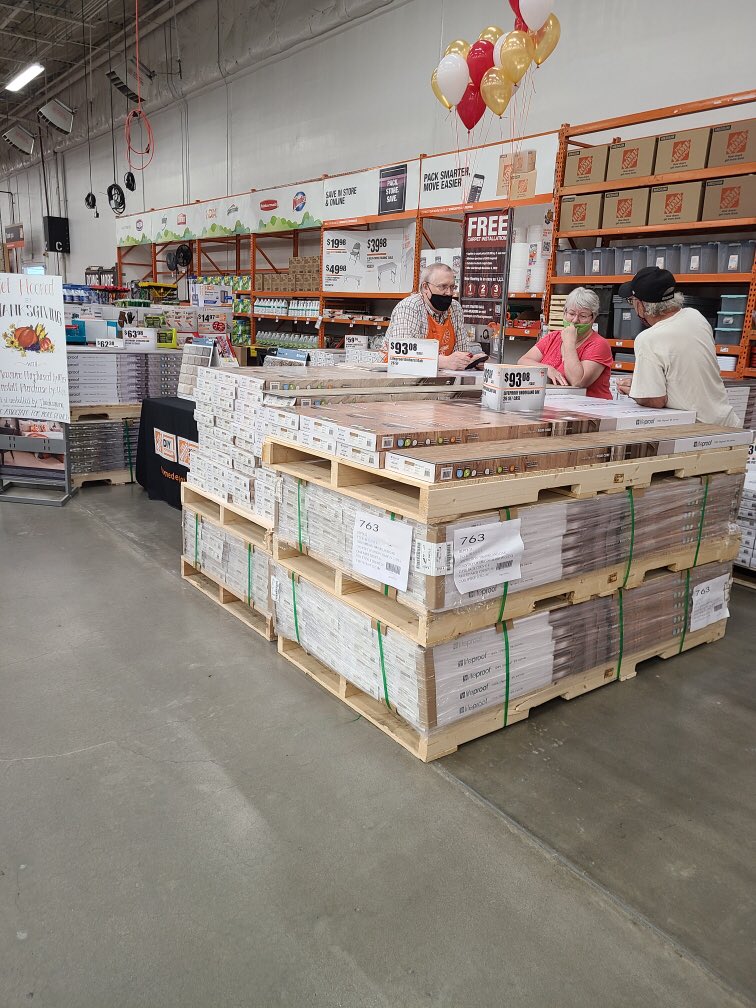 Van kicking off the Lifeproof Saturday event with a measure! <a href="/gcarter2741/">Carter Geoff</a> <a href="/nelliejorgenso2/">nellie jorgenson</a> <a href="/JeffGroomsHD/">Jeff Grooms</a> #TakeYourShare23 #THDHolidayCarpet #bigbadbillings3101