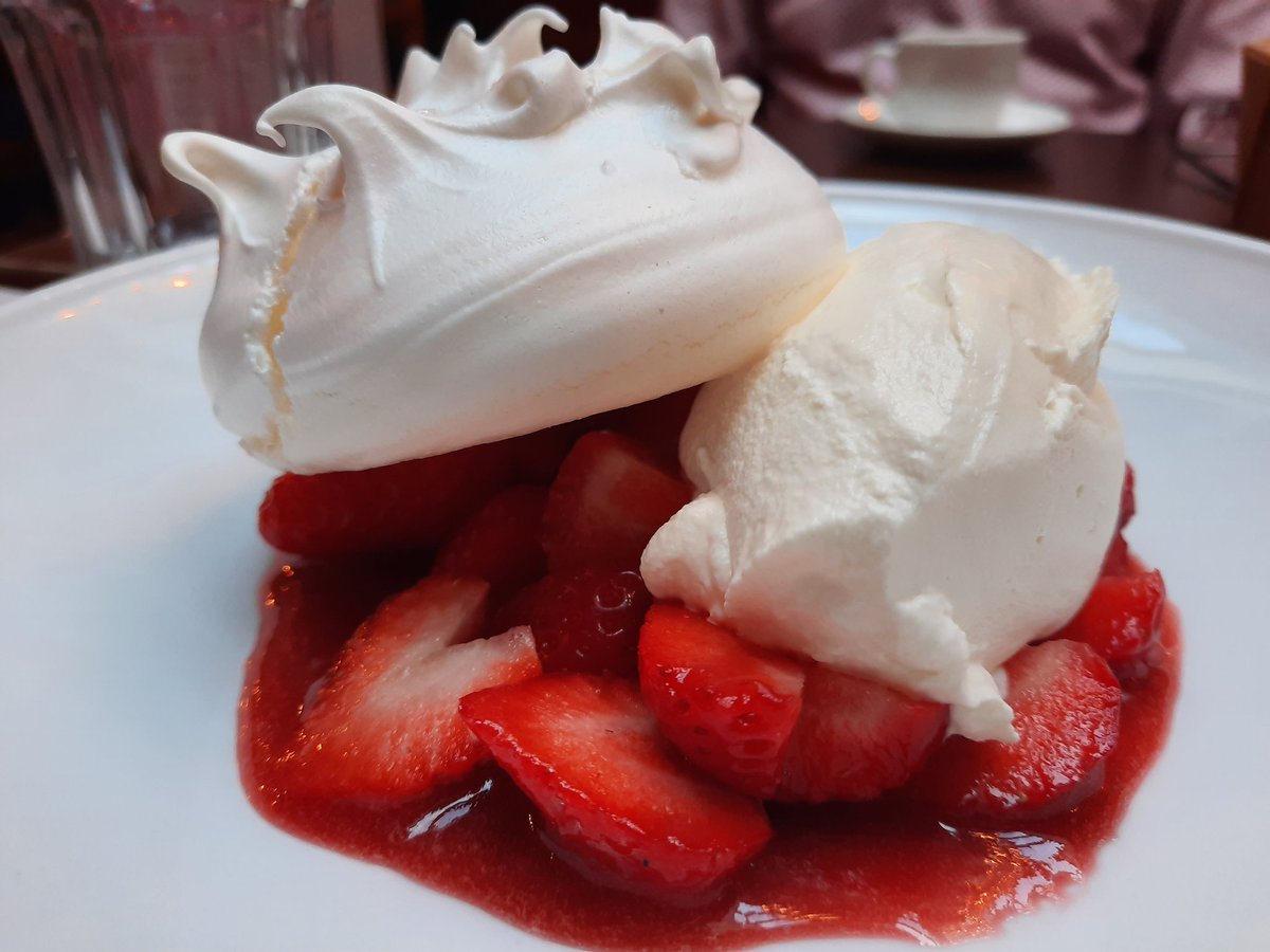 Great meal at The Limekiln, Julianstown, last night.  Crispy fried calamari, mango salsa, 'nduja mayo.  Linguine chicken, scallions, spinach, roast garlic cream.  Breaded scampi, basil mayo, &amp; fries. Strawberry pavlova. Bravo  to the team.  Delicious. 👏 👏