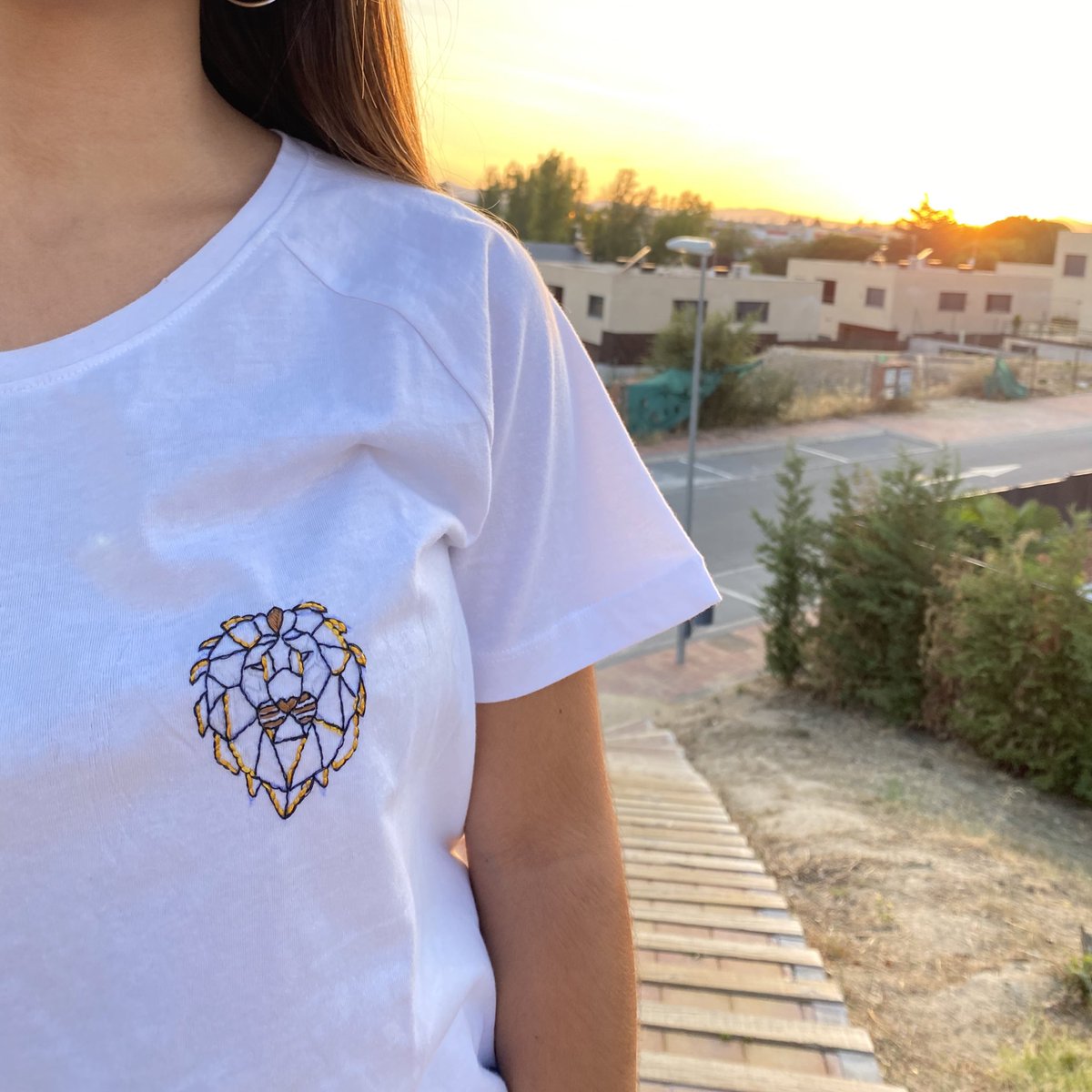 beeemebe's tweet image. Holaaa!! Venimos a presentarnos nuestra camiseta ʟɪᴏɴ ʀᴇᴠᴇɴɢᴇ, hecha con especial mimo y dedicación, esperamos que os guste!!