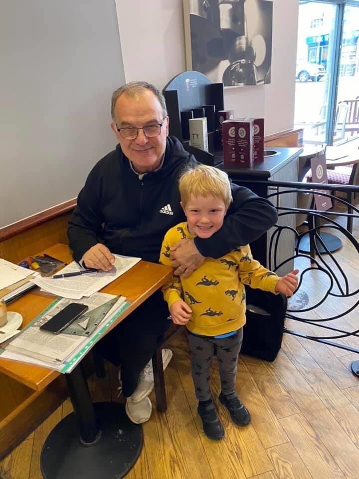 LeedsARG_'s tweet image. Imagínate ir a una cafetería y encontrarte con un tal Marcelo Bielsa 🤩