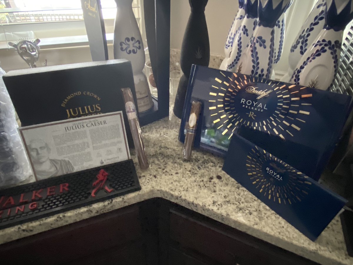 Two GREAT STICKS.... 

#FineCigars #JuliusCaesar #DiamondCrown #DavidOff #RoyalRelease #Golf #Azul #Dachosen1