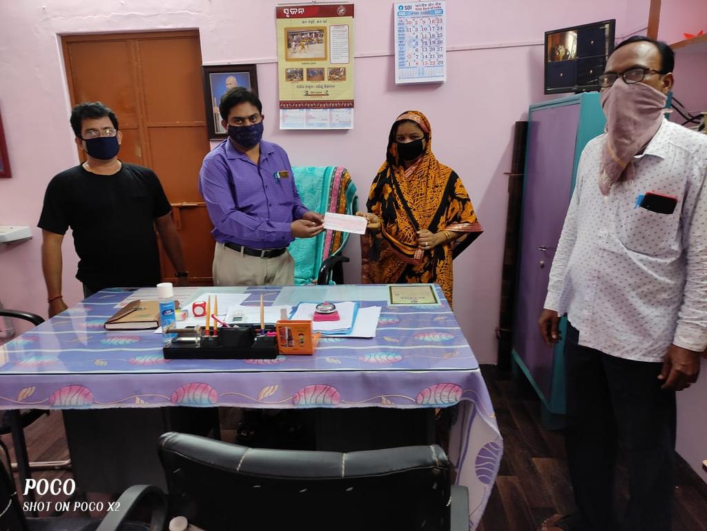 BDigapahandi's tweet photo. COVID Warrior Family Assistance sanctioned and issued cheque in favour of Smt. Sujata Behera, W/O Late Bansidhara Behera, Ex-Asst. Teacher of PUPS K.Samantarapur under Digapahandi Block. # BEO, Digapahandi. https://t.co/IEntopTn6H