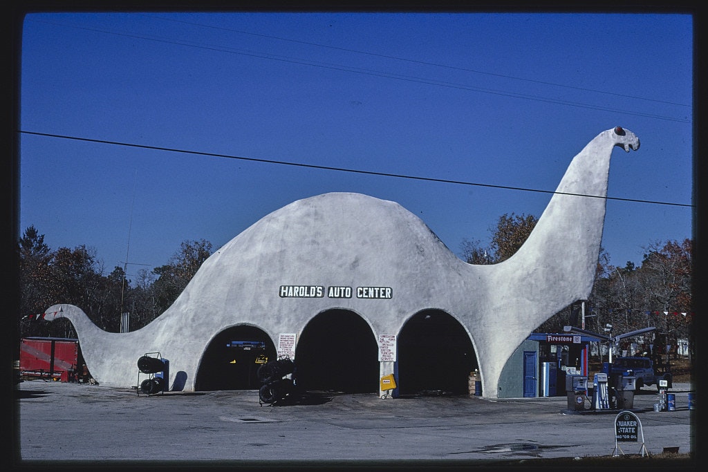 PublicDomainRev's tweet photo. From 1969 to 2008 John Margolies photographed the eccentric roadside architecture and ephemera of the US. @librarycongress bought the lot, a total of 11,710 colour slides, and lifted all copyright restrictions on them. Here's our highlights: https://t.co/uLlG0hLSbn https://t.co/T2rn7OCWOd