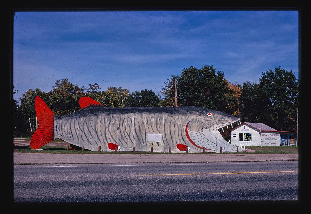 PublicDomainRev's tweet photo. From 1969 to 2008 John Margolies photographed the eccentric roadside architecture and ephemera of the US. @librarycongress bought the lot, a total of 11,710 colour slides, and lifted all copyright restrictions on them. Here's our highlights: https://t.co/uLlG0hLSbn https://t.co/T2rn7OCWOd