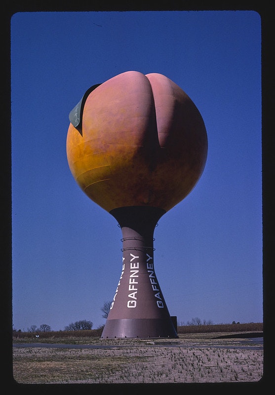 PublicDomainRev's tweet photo. From 1969 to 2008 John Margolies photographed the eccentric roadside architecture and ephemera of the US. @librarycongress bought the lot, a total of 11,710 colour slides, and lifted all copyright restrictions on them. Here's our highlights: https://t.co/uLlG0hLSbn https://t.co/T2rn7OCWOd