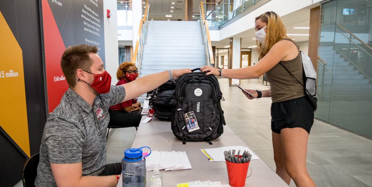 RoseHulman's tweet image. Welcome to Rose: First-year students are starting to arrive at their assigned Move-In Day times.  The Class of 2024 includes the second largest group of female students (145). That will be 27% of the class. They are enrolled in 18 of our 19 academic majors.