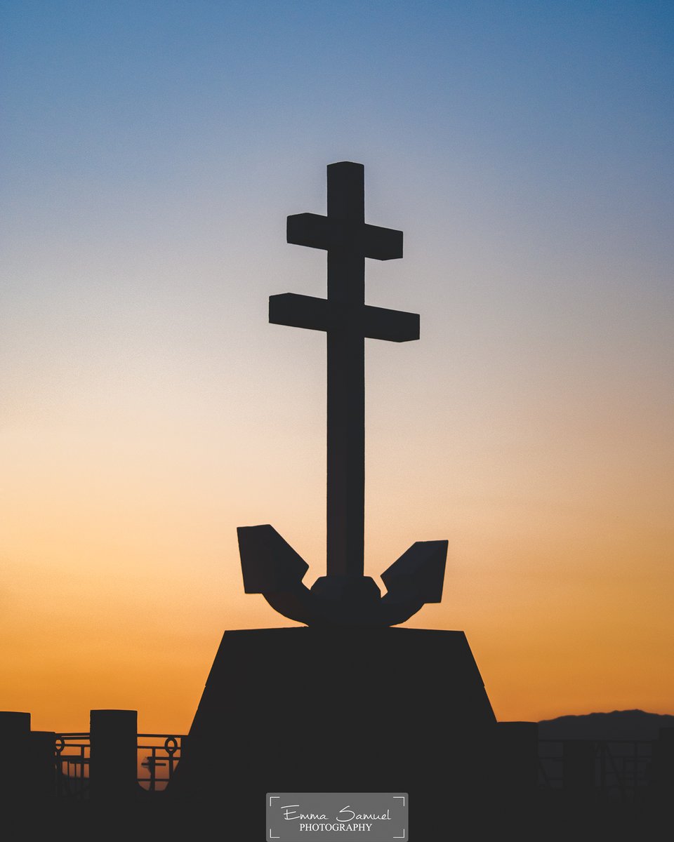 Today's photo is of probably the most photographed points of interest in #Greenock along with the views from it. The Free French Memorial at sunset on #LyleHill.
-
#freefrenchmemorial #crossoflorraine #inverclyde #discoverinverclyde #memorial #sunset #silhouette #lovephotography