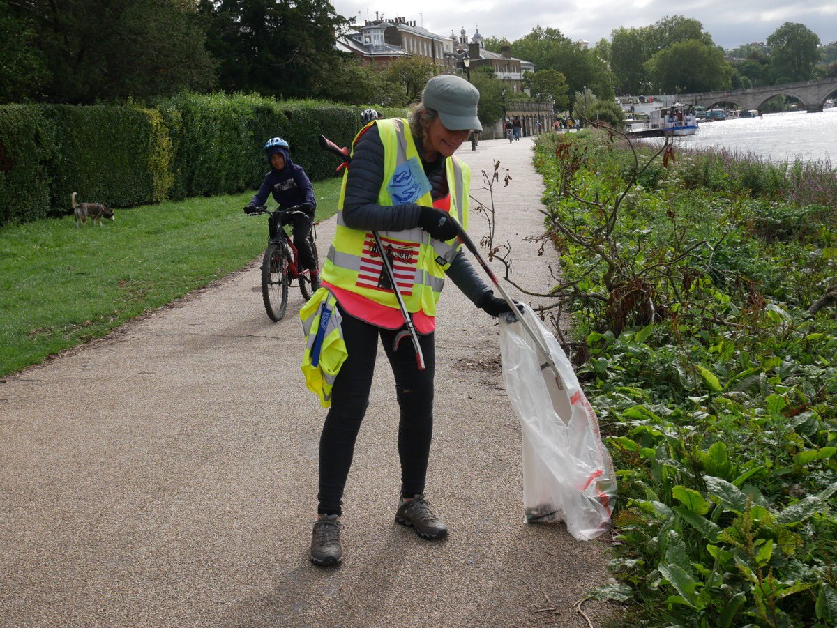 XR Richmond-upon-Thames (@xrrichmonduk) on Twitter photo Local residents helped clean up the Thames Riverside today, accompanied by a musical tugboat.
Thanks to <a href="/swlen/">South West London Environment Network</a> for the loan of litterpicking equipment!
#WeWantToLive
#Thames
#KeepOurRiversClean
#ExtinctionRebellion Local residents helped clean up the Thames Riverside today, accompanied by a musical tugboat.
Thanks to <a href="/swlen/">South West London Environment Network</a> for the loan of litterpicking equipment!
#WeWantToLive
#Thames
#KeepOurRiversClean
#ExtinctionRebellion