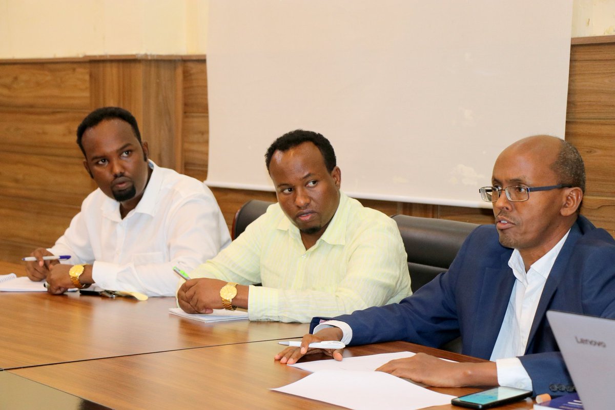 Wasiir <a href="/AbdulahiHasan_/">Eng. Abdullahi Ali Hassan</a> ayaa maanta guddoomiyey shir loogga hadlaayey Hindise Sharciyeedka Laysimada oo ahmiyad weyn u leh Ganacsiga korna-u-qaadaya kalsoonida macaamilka, ilaalinta xuquuqda macaamilka iyo danta ganacsatada iyo macaamilkooda. Waxa kale, oo uu ka hor-tagayaa in....