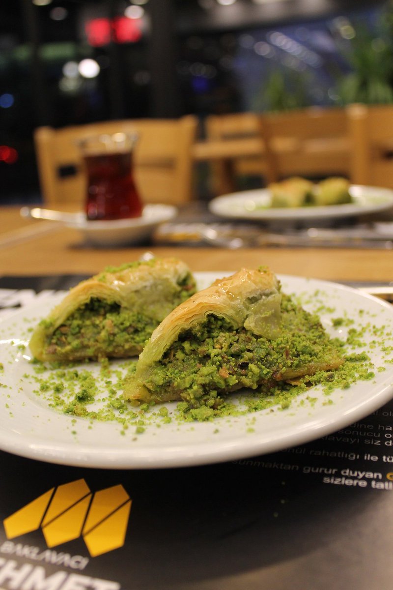 Sana seni seviyorum diyemem ama sana fıstıklı şöbiyet ısmarlarım.