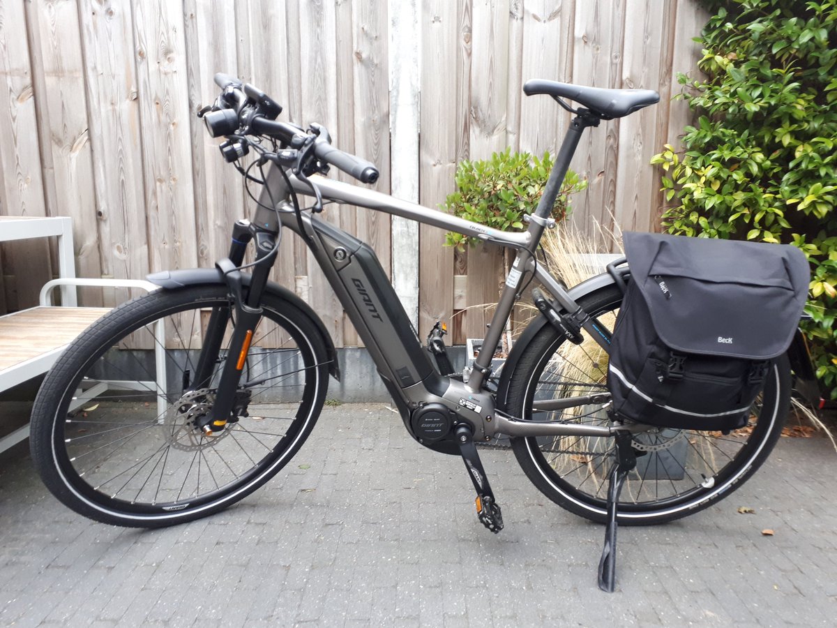 Ik test 2 weken een speed pedelec. 
1e gedachte: mijn e-Golf rijdt 7 km per kWh, deze speed pedelec 120 km per kWh (hoogste ondersteuning). Voor woonwerk (21 km) verbruik ik op die fiets dus 17x zo weinig energie. Toch wel iets om even bij stil te staan.