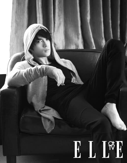 KIM JAEJOONG'S SELF-PROCLAIMED PRETTY FEET November 29, 2010I feel sorry at night..^^ (12:07am KST)Yeah, I wanted to show off my pretty feet.. I'm embarrassed to check Twitter now ㅎㅎㅎㅎㅎ Good night. I'm going to work out. I'll come back later ^^ (12:12am KST)