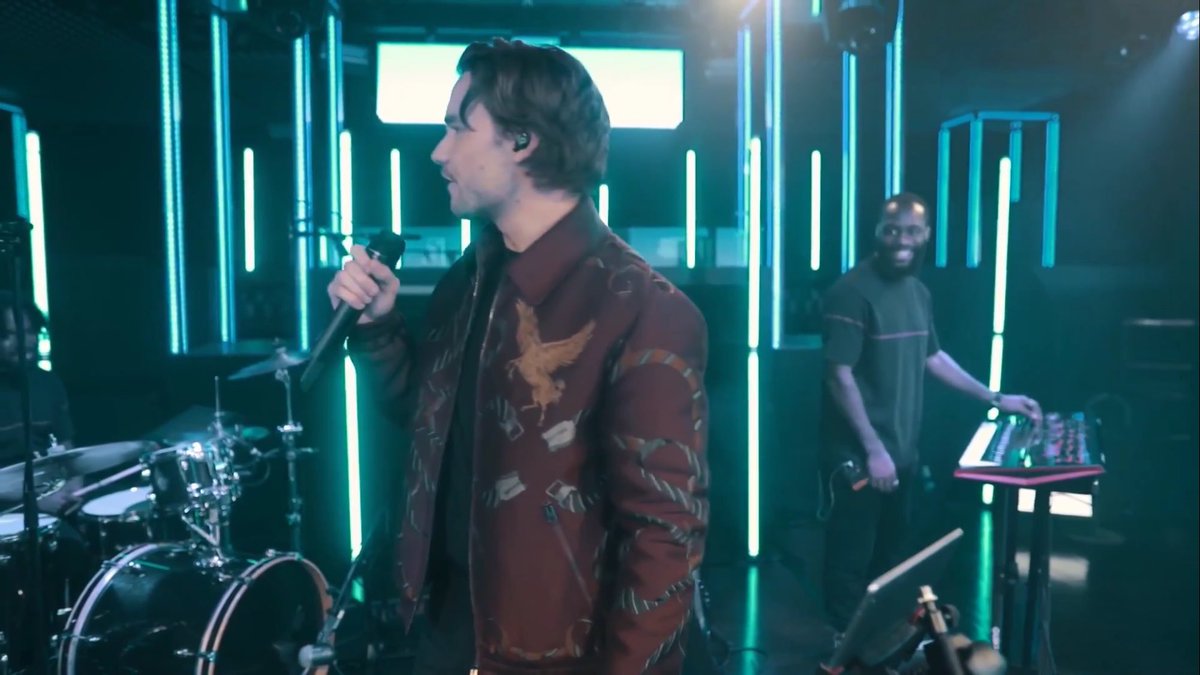 ShellvpSmith's tweet image. I didn’t get a good pic of his jacket but I loved it! #LPSHOW2