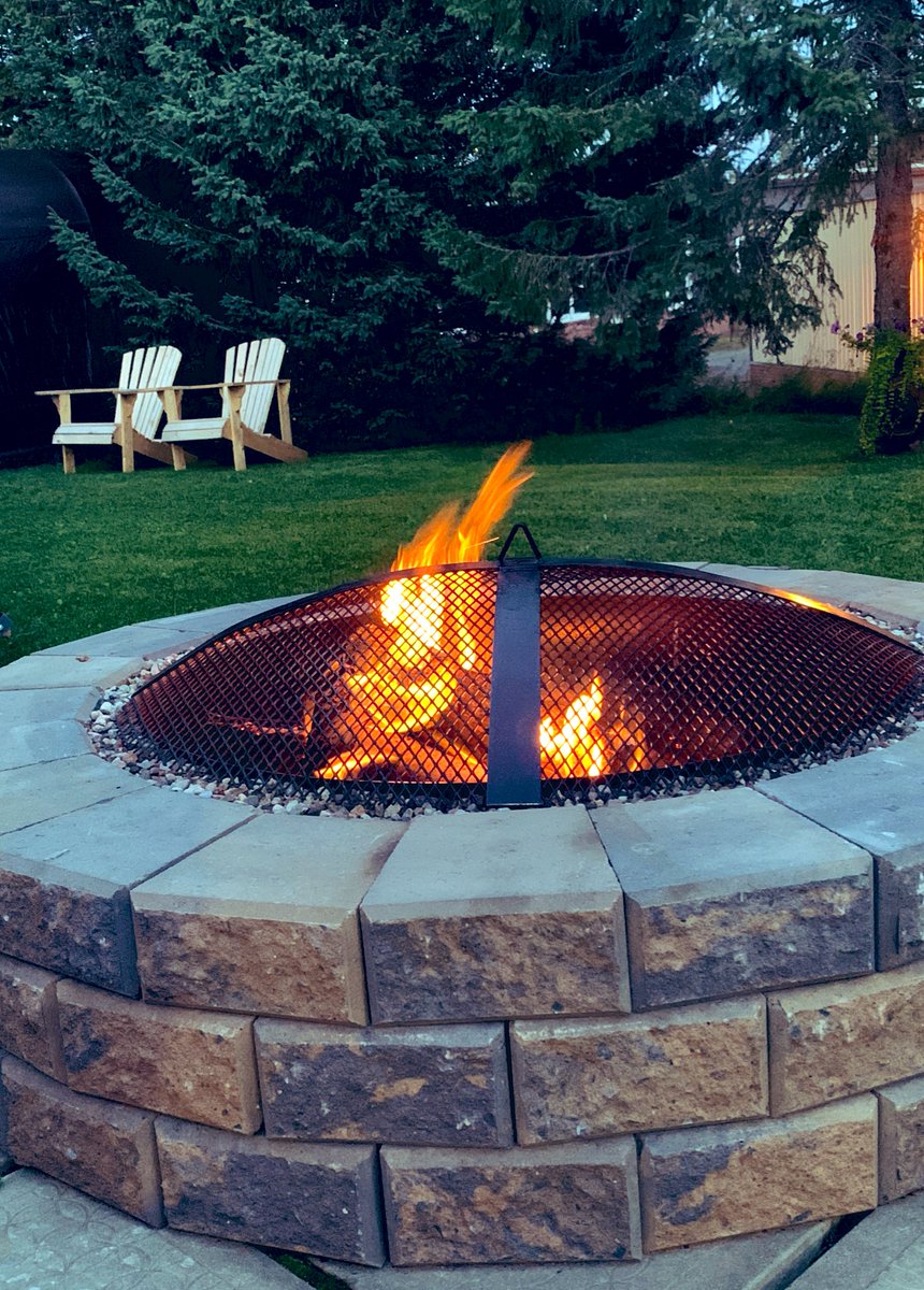 sleepycovetales's tweet photo. First fire of the summer! #summervibes #backyardfires https://t.co/AiUfN3ffYO