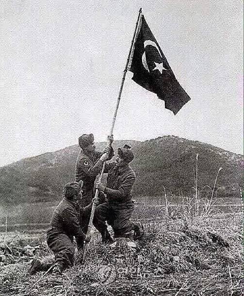 “Bin atlı akınlarda çocuklar gibi şendik
Bin atlı o gün dev gibi bir orduyu yendik”
Başta Ulu Önder Mustafa Kemal Atatürk olmak üzere,bize bu şanlı zaferi armağan eden tüm kahramanlarımıza minnetle! 30 Ağustos Zafer Bayramımız kutlu olsun!