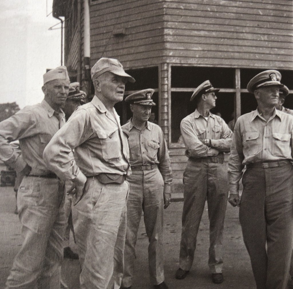 魚交 さめ 75年前の今日 昭和年8月30日 横須賀にアメリカ海軍の主要幹部が上陸しました 左手前が第3艦隊司令長官ウィリアム ハルゼー大将 右端が太平洋艦隊司令長官チェスター ニミッツ元帥