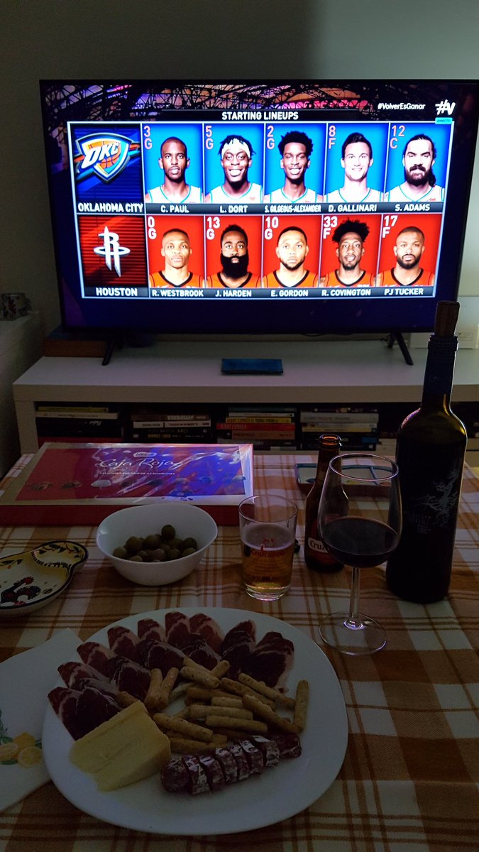 Alejandra_35KD's tweet photo. Las chicas también vemos baloncesto, pero con MÁS CLASE! 😂😊 . Se ha quedado una cena disfrutona @MovistarNBA @guillegimenez_ @ADaimiel #SaturdayNba https://t.co/LwToCYrIMj
