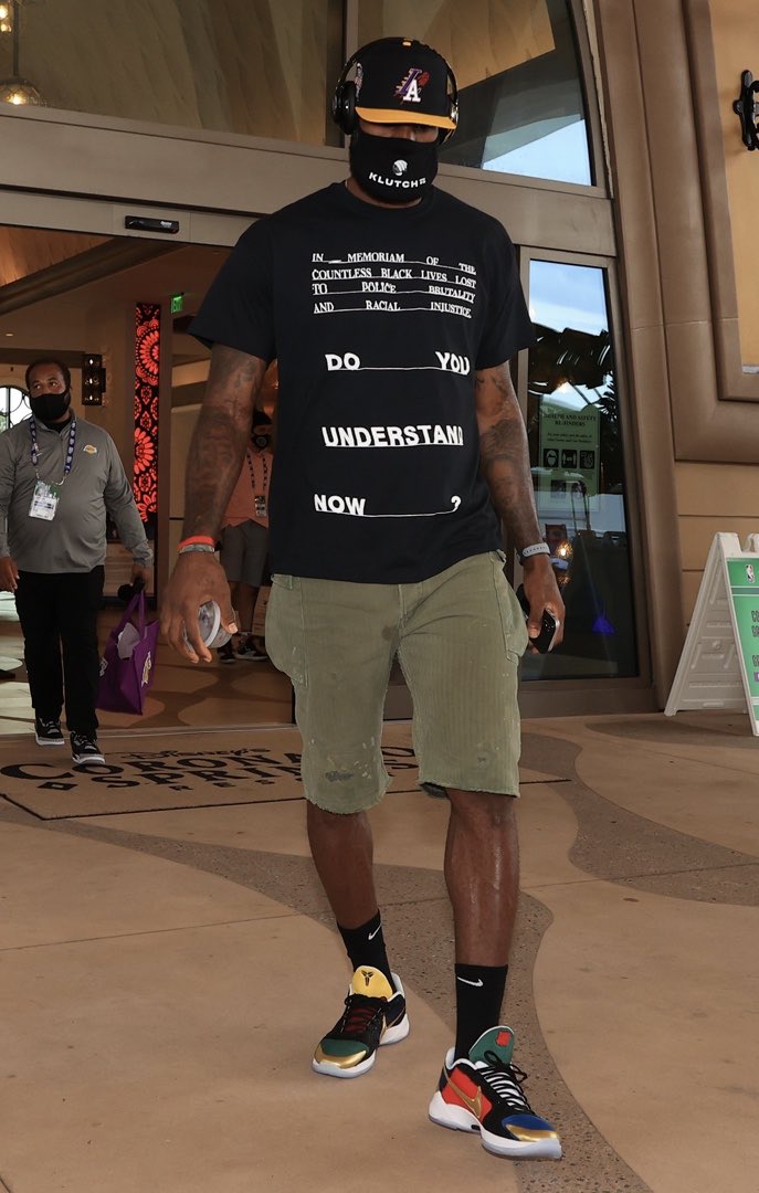 LeBronEnEspanol's tweet photo. LeBron a la salida del hotel, con una mensaje en su camiseta:
"En memoria de las innumerables vidas negras perdidas por la brutalidad policial y la injusticia racial. 
¿Entiendes ahora?" https://t.co/TF5OIpgHtW