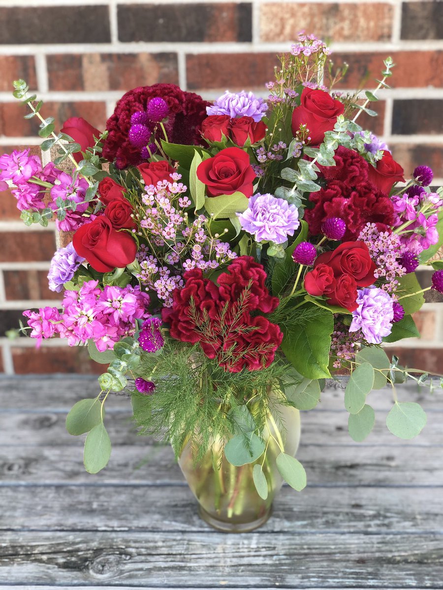 FloweramaC's tweet image. When grandma’s favorite was red ❤️...but you really wanted lavender💜. Caitlyn’s design and color palette is everything 😍 and that velvety celosia she selected from a local connection to bring it all together 🙌 #inspiredbycolor