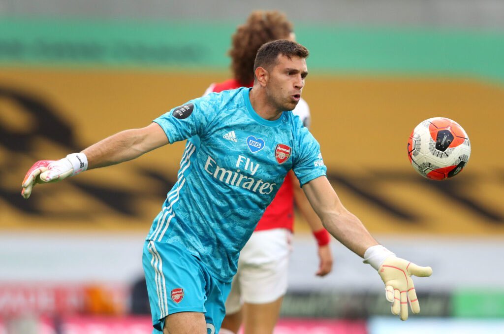 Aston Villa are preparing a £10m offer for Arsenal's Argentine goalkeeper Emi Martinez, 27. (Independent)