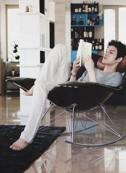 KIM JAEJOONG'S SELF-PROCLAIMED PRETTY FEET November 29, 2010I feel sorry at night..^^ (12:07am KST)Yeah, I wanted to show off my pretty feet.. I'm embarrassed to check Twitter now ㅎㅎㅎㅎㅎ Good night. I'm going to work out. I'll come back later ^^ (12:12am KST)