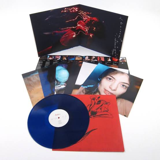 LordeDaily's tweet photo. GIVEAWAY 💙 2 copies of MELODRAMA deluxe vinyl signed by @lorde with a handwritten note. to enter you have to retweet this tweet and follow this account #melodramaforever https://t.co/e0b6jVkK5V