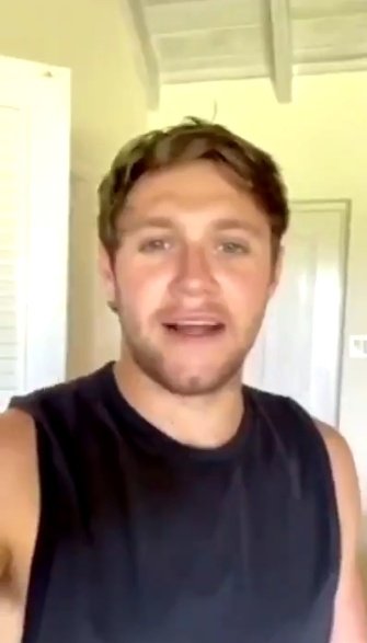 golden_luv28's tweet image. DOES HE CUTS HIS HAIR??? or is this video old?? #lpshowact2