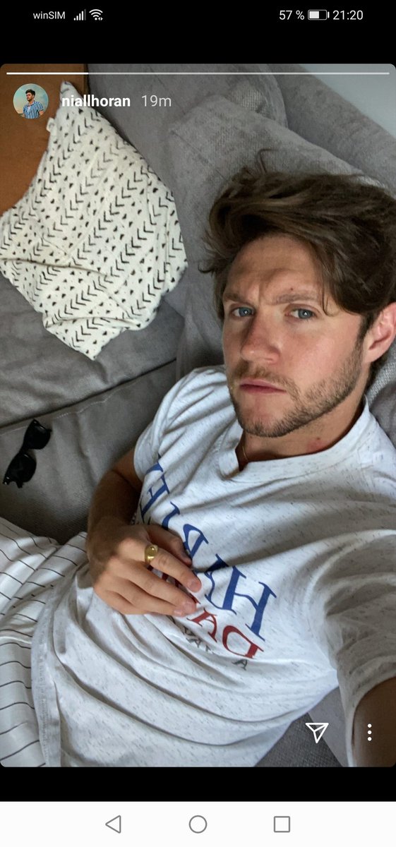 golden_luv28's tweet image. DOES HE CUTS HIS HAIR??? or is this video old?? #lpshowact2