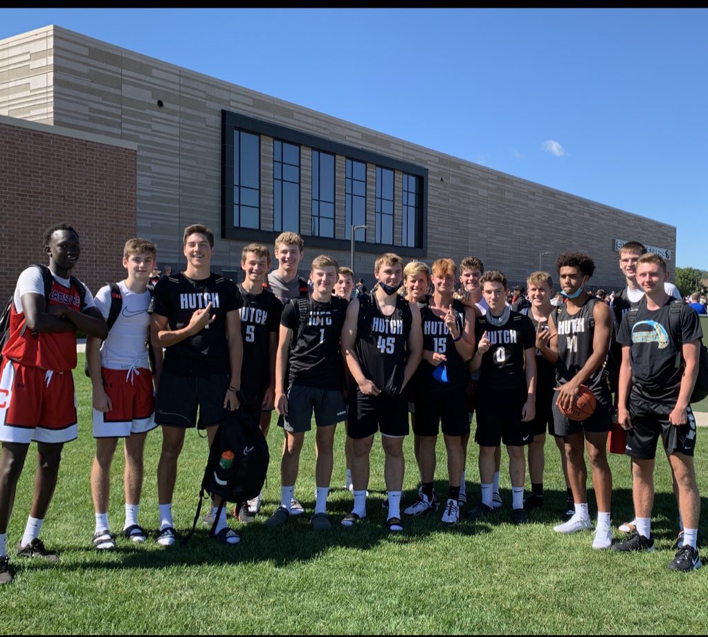 JenniferRensch's tweet photo. Winter section rivals become summer teammates for the weekend 🏀 @MWest_Bball and @hutch_bb come together for a fun weekend of AAU hoops with a few other baller friends too! https://t.co/0UcU5xJBwr